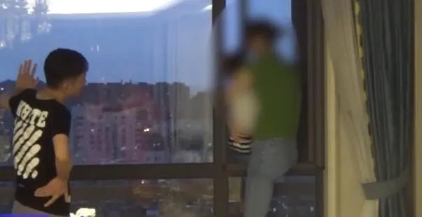  亲妈|亲妈抱着5岁儿子要跳楼获救后男孩崩溃大哭，这时消防员撒了个谎