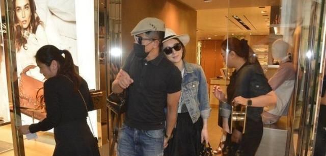  网红|55岁郭富城带娇妻逛街，同框看不出年龄差，方媛从网红蜕变成贵妇