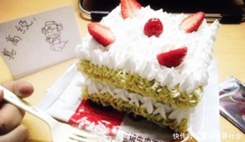 吃法|搞笑又奇葩的方便面吃法,吃垃圾桶方便面的大哥,你是饿坏了吧!