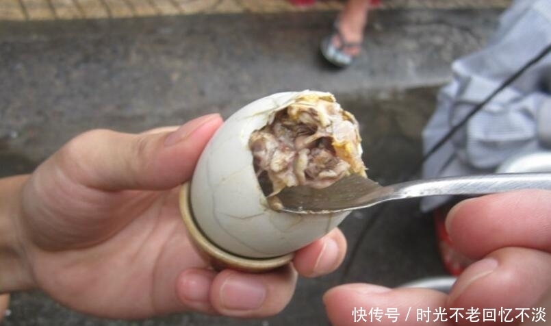 恶心|外国人吃皮蛋都觉得恶心,当看到中国这种食物后,他们开始颤抖了