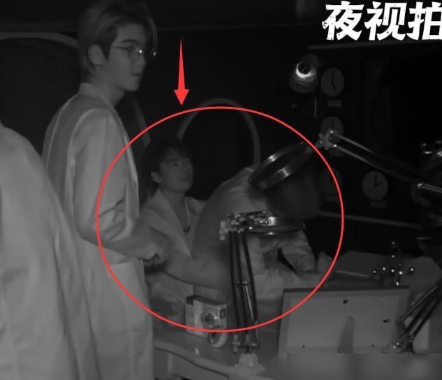  邓伦|当密逃灯光被关了后，看到郭麒麟和邓伦的动作，你两这是在干嘛？