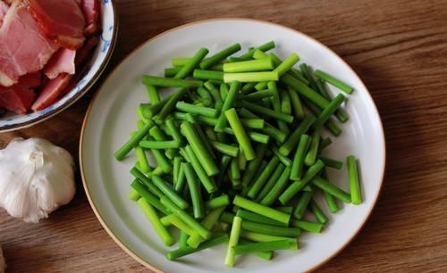  蒜薹炒腊肉|《中餐厅4》张亮做的这道菜，下锅随便一炒真叫香，米饭连扒了3碗