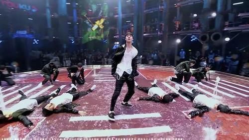  王一博|《街舞3》水舞台吸睛，张艺兴说“一搏没有脱”，王一博羞涩回应