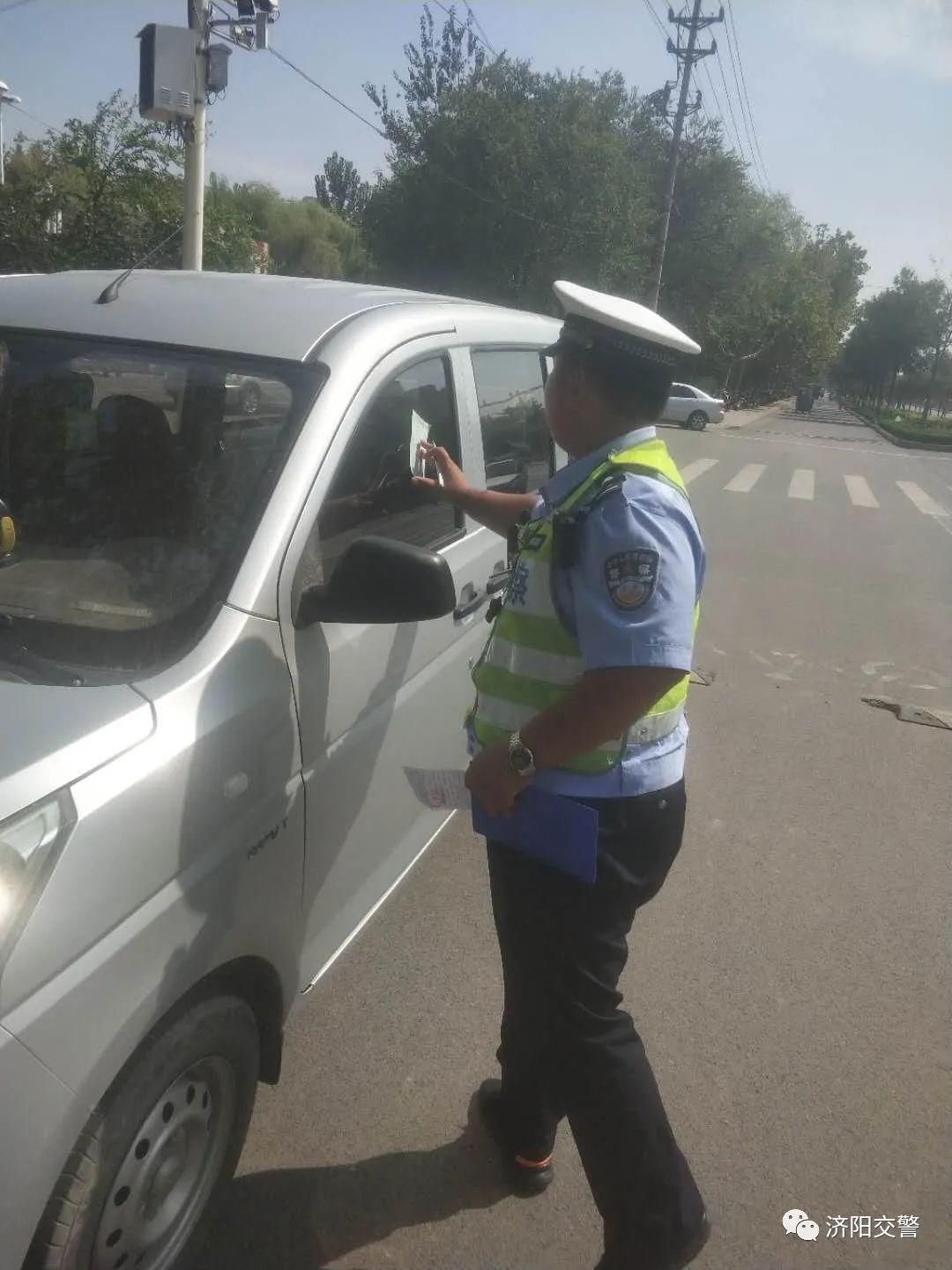 文明城市|【创建全国文明城市】济阳交警持续对违法停车进行整治 提升道路通行效率