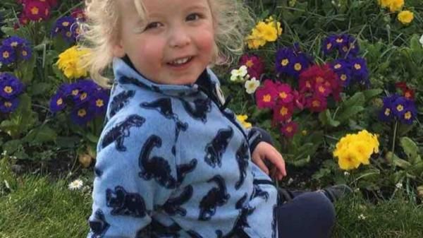  开车|英91岁女司机开车上路！失控冲上人行道，酿3岁男童与其母亲惨死