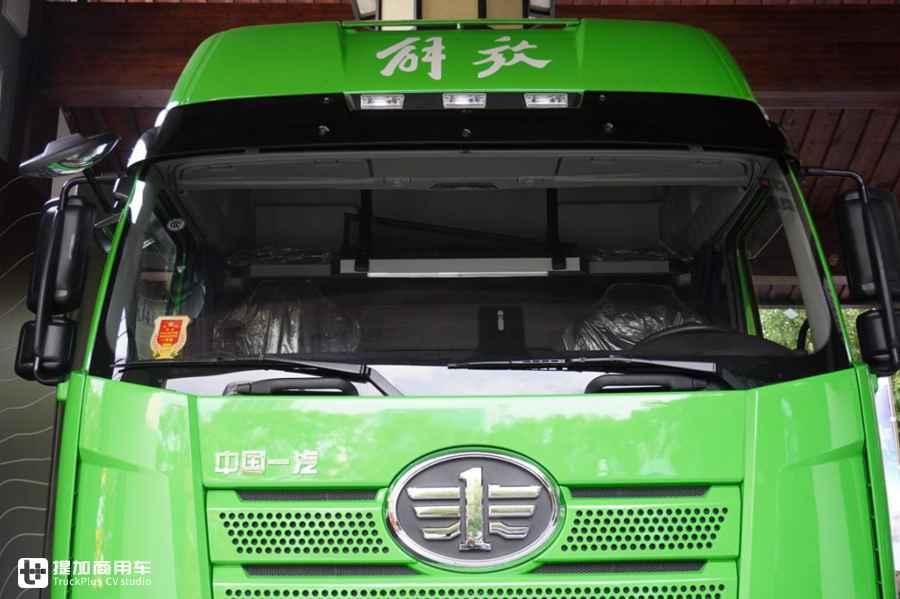  推出|解放J6P推出一款砂石料运输牵引车，配置怎么样？实拍带你看看