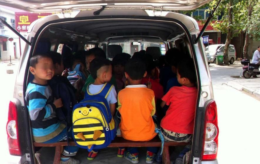  车主|核载7人面包车拉了20个，交警都吓一跳，车主：以为早上没交警