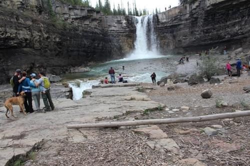  全程|夫妇游泳时被水流冲走身亡，三个年幼子女在岸上目睹全程