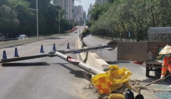  公交车|突发！南宁一公交车撞上护栏，有人员受伤 涉事司机称有些犯困