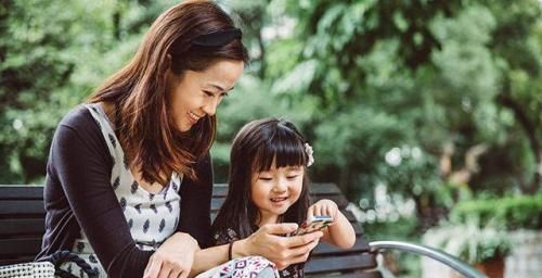  全职妈妈|女子夜市摆摊，胸前挂一物，看清楚后网友纷纷评论：当妈不易