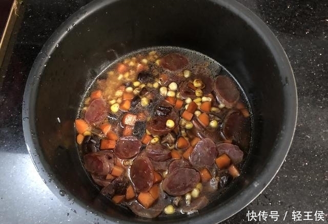 腊肠焖饭|天冷米饭最爱此样做,饭菜一锅端,热乎乎香喷喷,营养好吃又省事