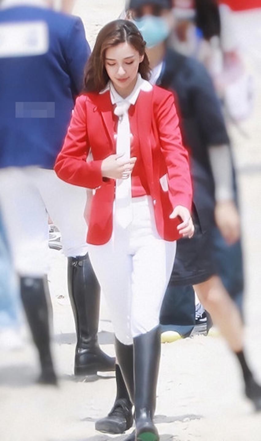  白裤子|《奔跑吧》baby路透图流出，路人镜头直怼之下，这腿是真实的吗？