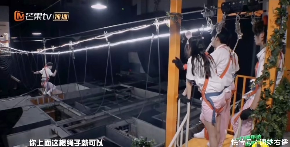  厉害|密室大逃脱邓伦最新帅照来袭！第一个走吊桥展现惊人臂力，好厉害