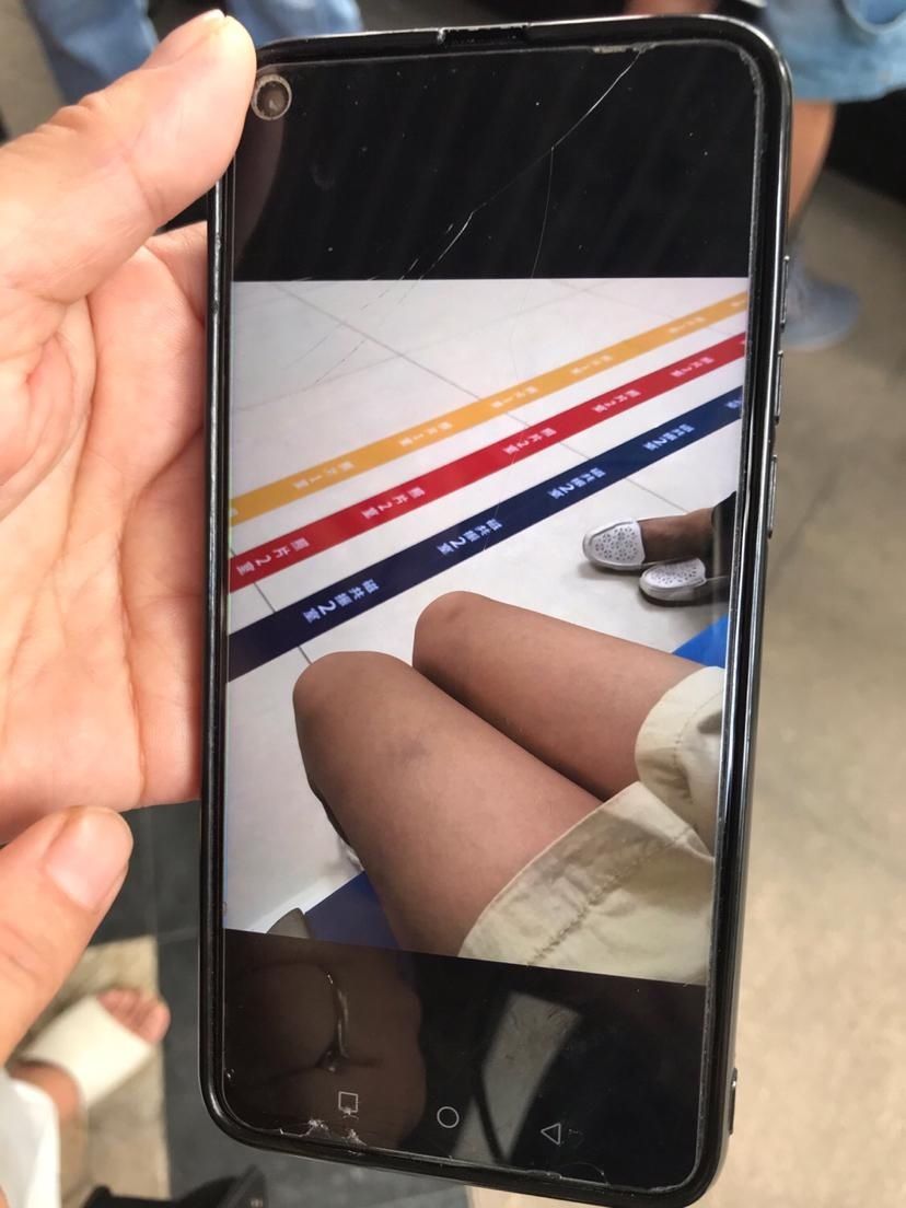  警方|广州一男童被老人连扇耳光，警方已介入处理，打人者最新回应