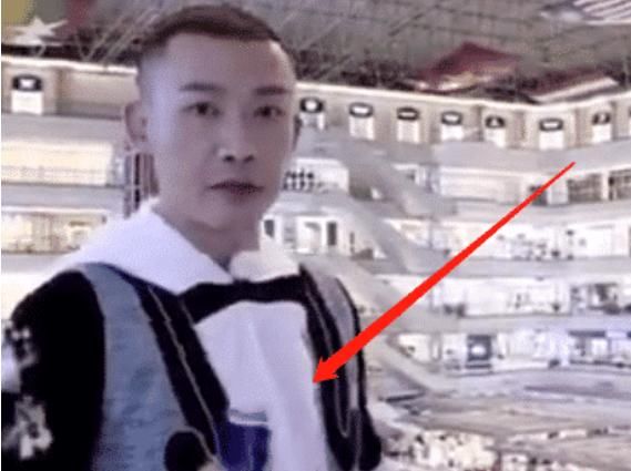  看穿|《跑男》里他很是克制！烟瘾犯了猛喝奶被大家看穿？最后只能无奈尬演！