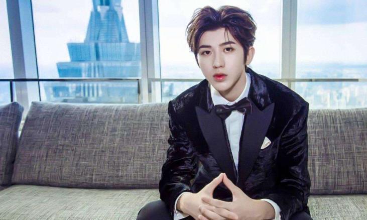 全程|蔡徐坤录制跑男时,全程只拉着一个女生,看清是谁后粉丝彻底酸了