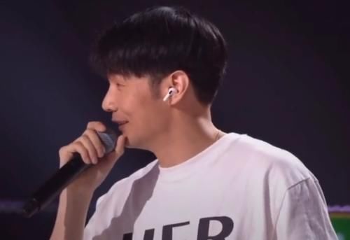  认可|《好声音》第一期李荣浩翻车？演唱当红歌曲，未得到李宇春认可