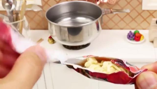 大小|外国的“迷你”的泡面,只有指甲盖大小,吃两百包未必能饱