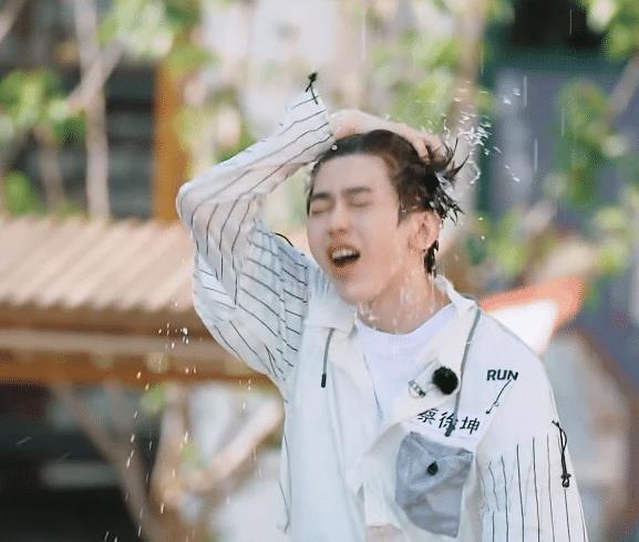  推翻|蔡徐坤游戏故意推翻李晨，沙溢看不下去，暴露跑男团真实关系