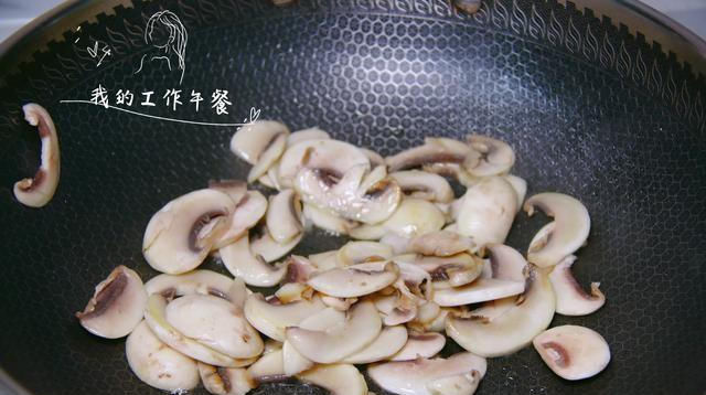  鲜美|三伏天，丝瓜和两种食材滚汤很搭，清热解暑，鲜美好喝又营养