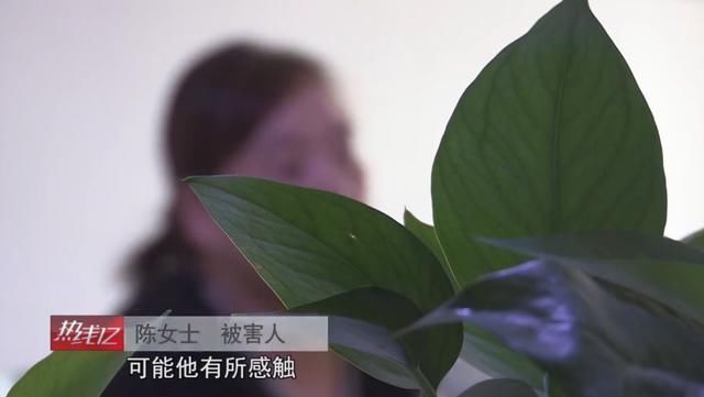 男子|男子持刀入室抢劫，女子立马转账7000多，出门前竟给女子磕三个头