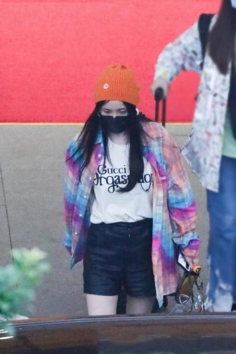 气质|33岁的杨幂执着于少女穿搭,红色针织衫配超短裤,高级气质藏不住