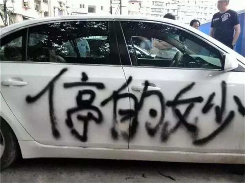  车位|玛莎拉蒂乱停车，看到女车主后，网友：想为她把停车场买下来！