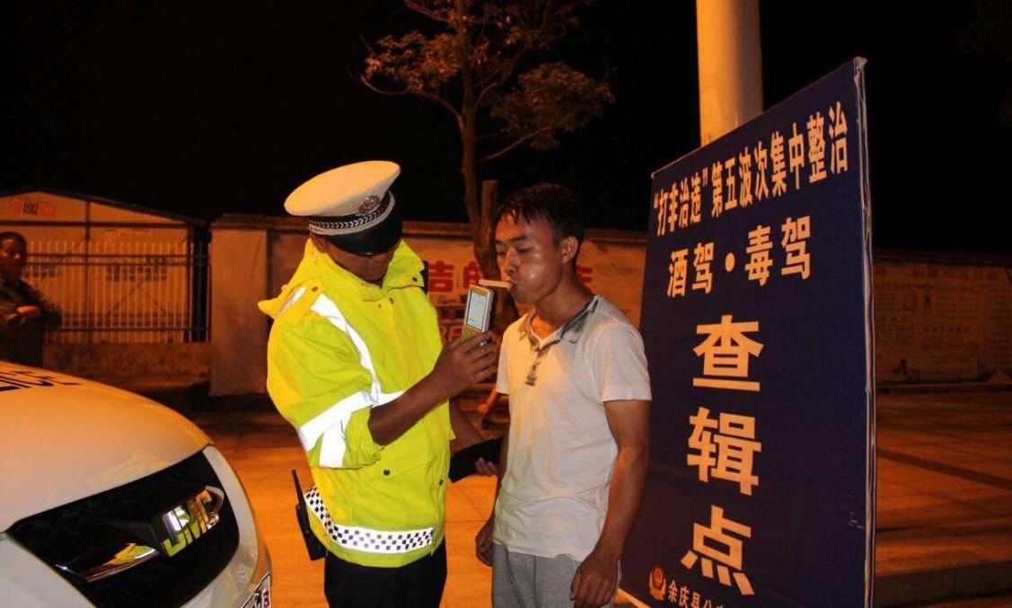  喝酒|女司机道路上S形开车，交警忙拦停查酒驾，打开车窗倒吸一口凉气