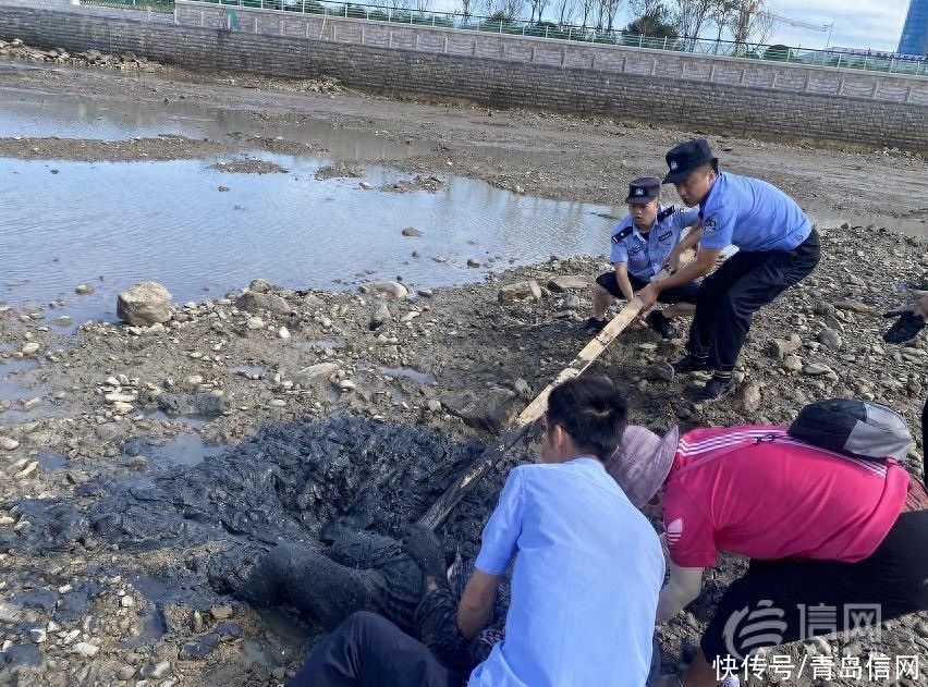 老太赶海身陷淤泥 青岛民警及时施救解困