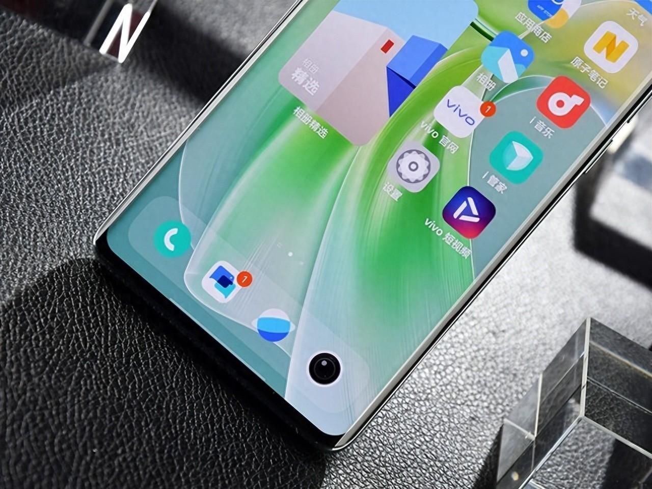 vivo Y100评测：超薄5000mAh长续航，512GB大内存流畅耐用