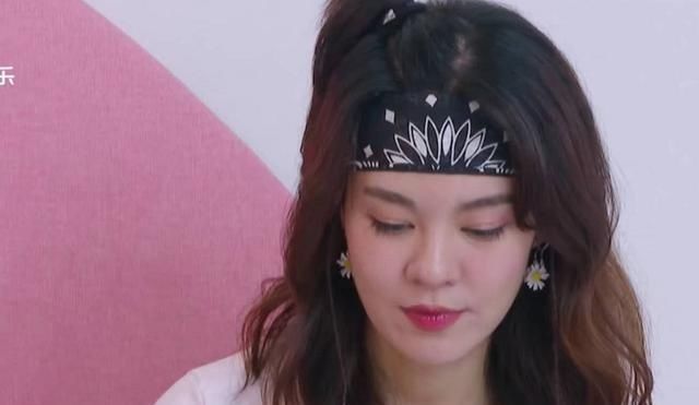  浪姐|同是穿婚纱亮相《浪姐》总决赛：金晨绝美，李斯丹妮却暴露了短板