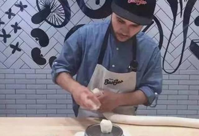 中国|开在美国的中国包子铺,最便宜菜包20元一个,顾客每天排长队购买