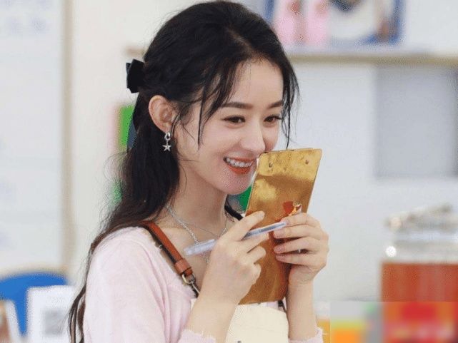  粉丝们|《中餐厅》＂魔剪＂引争议,粉丝气炸了,可赵丽颖发文却让人哭笑不得