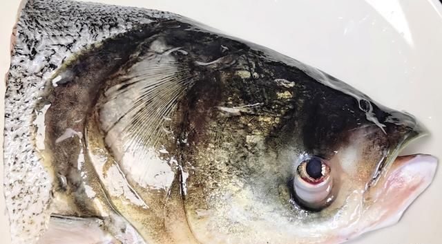  香辣|做“剁椒鱼头”时，记住这3个要点，鱼头香辣爽口，没有土腥味