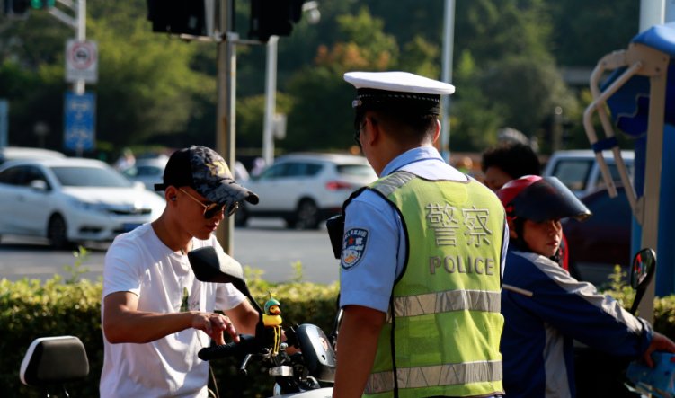 忙碌|高温下的文明交通:汗水换平安,忙碌保畅通