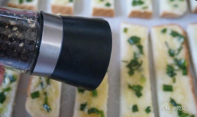 酥脆|嘎嘣脆，咬上一口酥脆掉渣的蒜香吐司条，香味扑鼻，值得一试