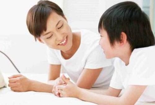  商场|男孩在商场对一条“尾巴”耿耿于怀，摸了又摸的举动太可爱：懵了