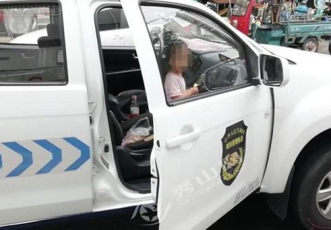  城管|秀山城管队员热心守护走失孩童