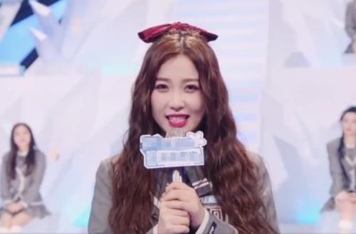 总决赛|青你2总决赛其他学员家人举应援牌就写名字,就虞书欣家人与众不同