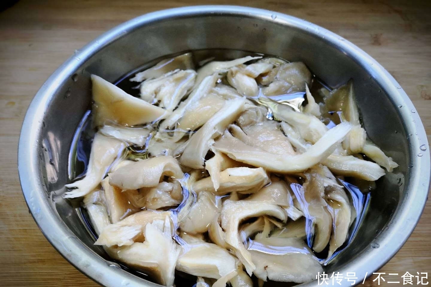 孩子|秋季,孩子宁可不吃肉,也想吃这菜,比吃肉过瘾,三两下吃光一盘