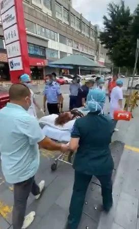  女子|危急！轿车失控，顺德一女子被夹晕