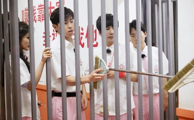  杨幂|邓伦高桥展示惊人臂力，杨幂恐高却想出新方式通过，运动强还聪明