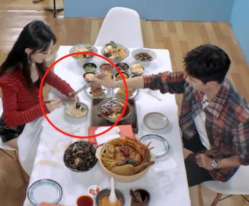  螺蛳粉的时|王一博跟颖宝吃螺蛳粉，镜头特写王一博行为，避嫌与否很明显