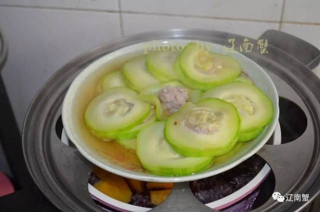  炒肉|西葫芦别再炒肉了，这样吃，上桌就被抢光！