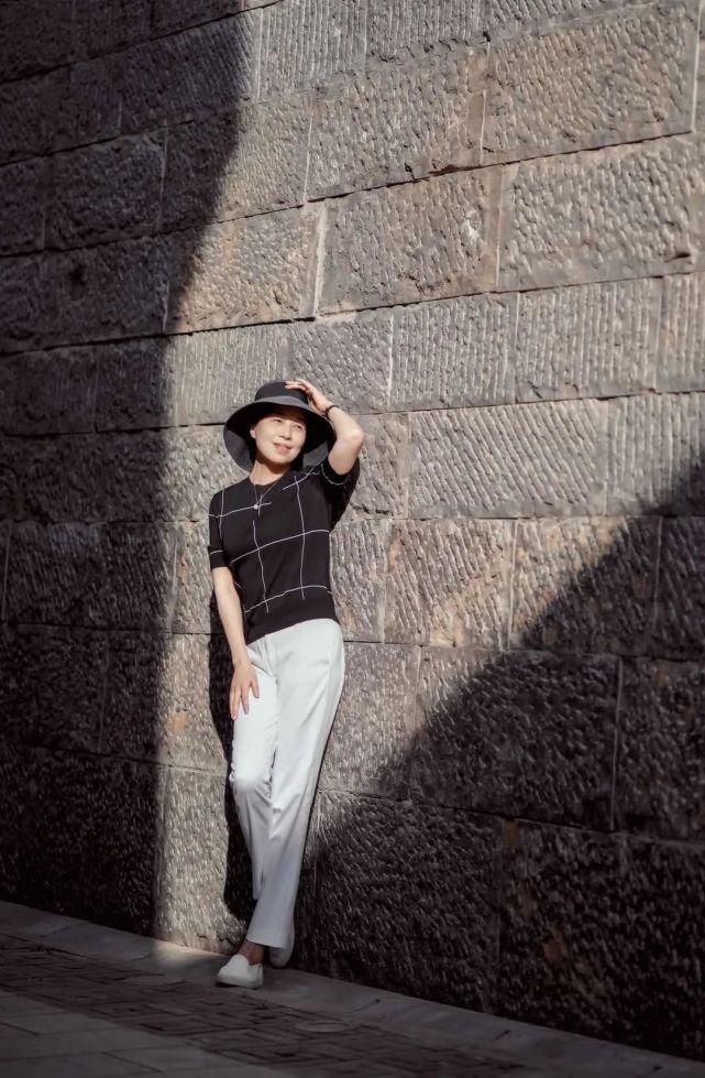 也能拍出|女人到了中年拍照别比剪刀手，送你7个姿势，拍照优雅好看有气质