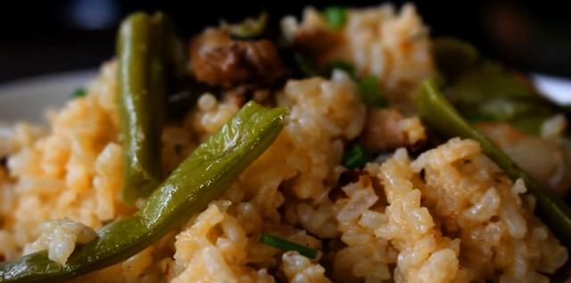  焖饭|大厨教你用豆角做懒人焖饭，简单又美味，看得流口水