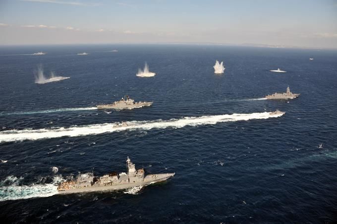  海自|美航母遭导弹锁定后，日舰不顾警告率先逃离，接下来一幕很有趣