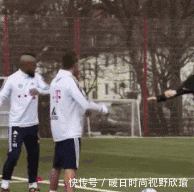 外套|妹子, 出门忘穿外套了吧? 你衣服还没你背包大, 被晒伤可就尴尬了