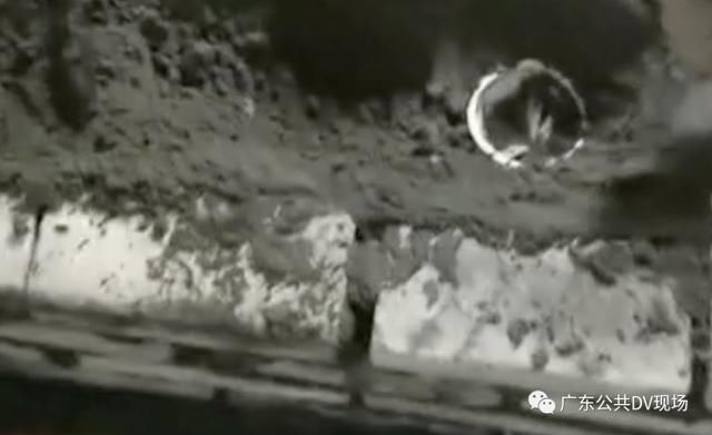  厕所|为了掏“金”，男子左手被卡厕所便池，趴在卫生间动弹不得