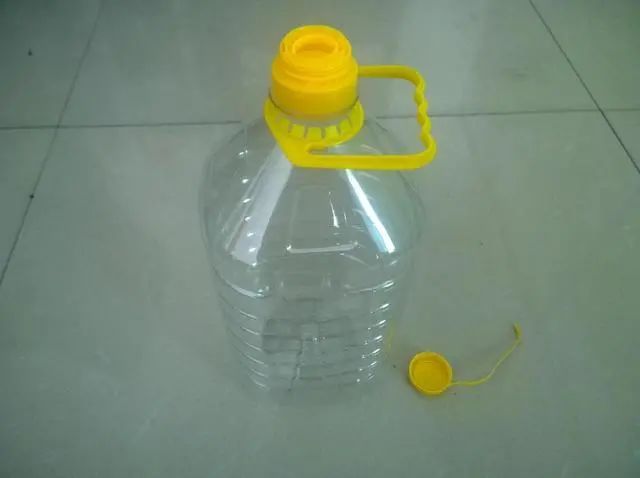  干净|大油桶直接扔了真浪费，加两样东西清洁干净！